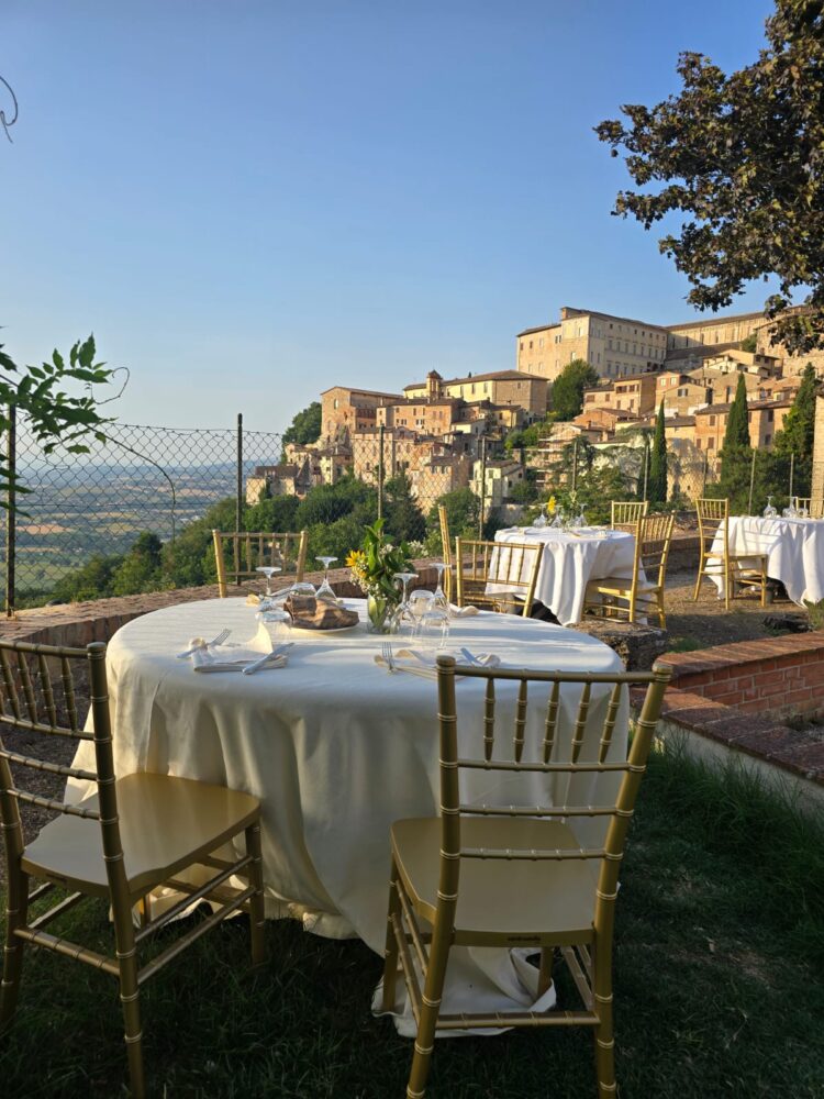 Vista di una tavolata apparecchiata in un antico refettorio